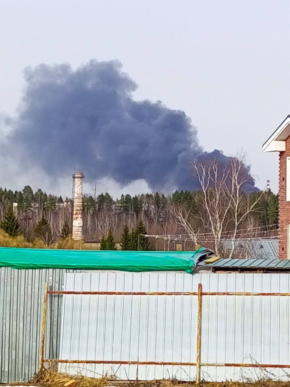 Под Москвой загорелся завод электроизоляционных материалов: персонал эвакуировали. Фото и видео
