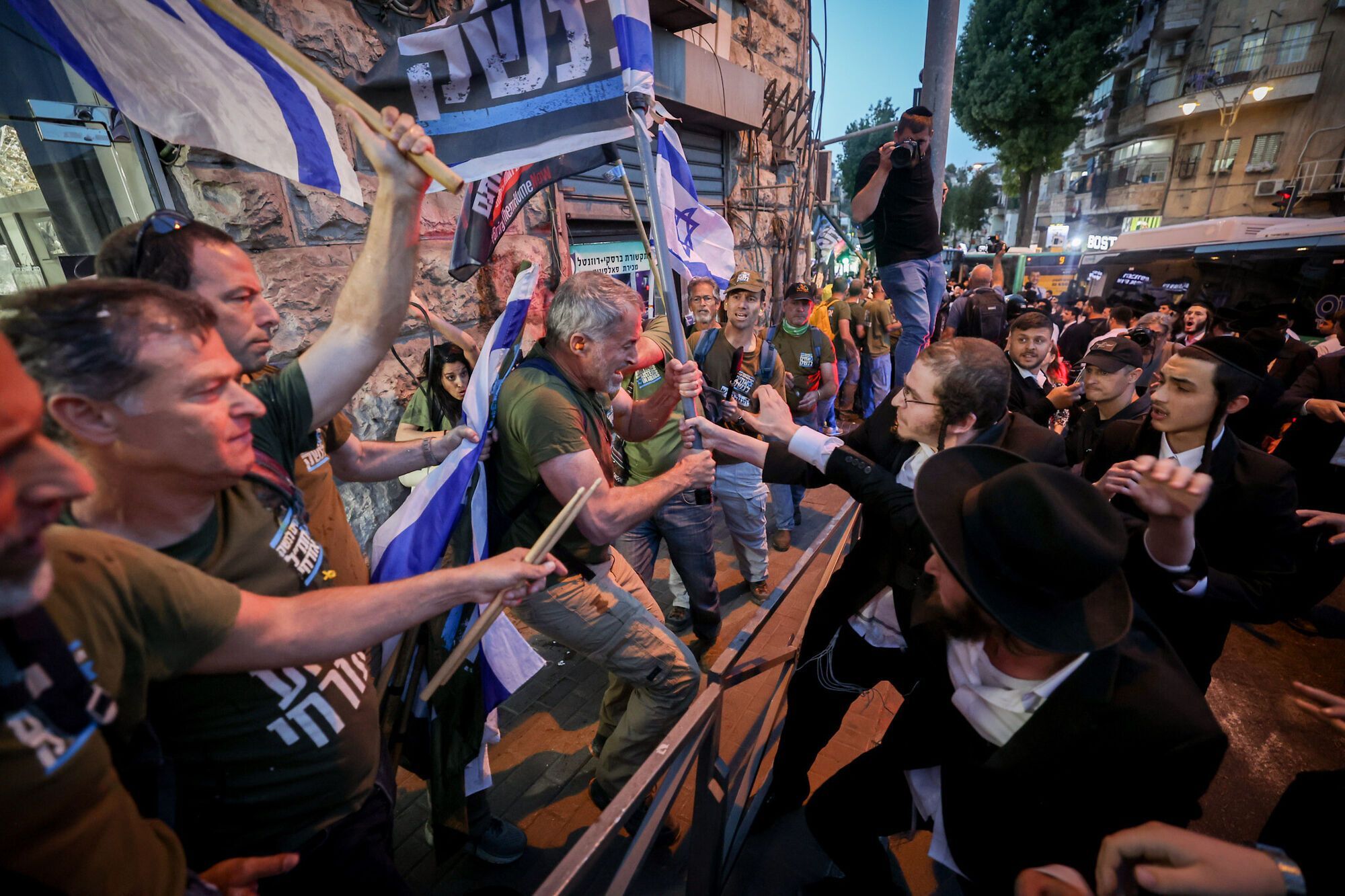 Требуют отставки: в Израиле десятки тысяч человек вышли на митинги против правительства Нетаньяху