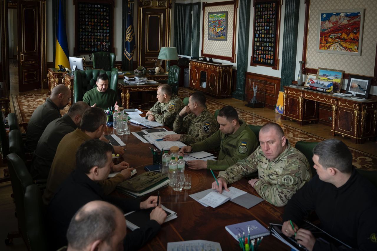"Потребности фронта постоянно меняются": Зеленский провел совещание с военными и чиновниками относительно дронов для ВСУ