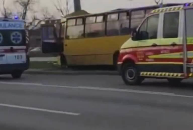 У Києві на проспекті Бандери маршрутка на швидкості в’їхала в стовп: є постраждалий. Фото і відео