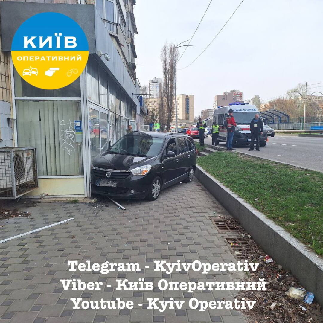 У Києві легковик з'їхав з дороги та протаранив вітрину магазину. Фото і подробиці
