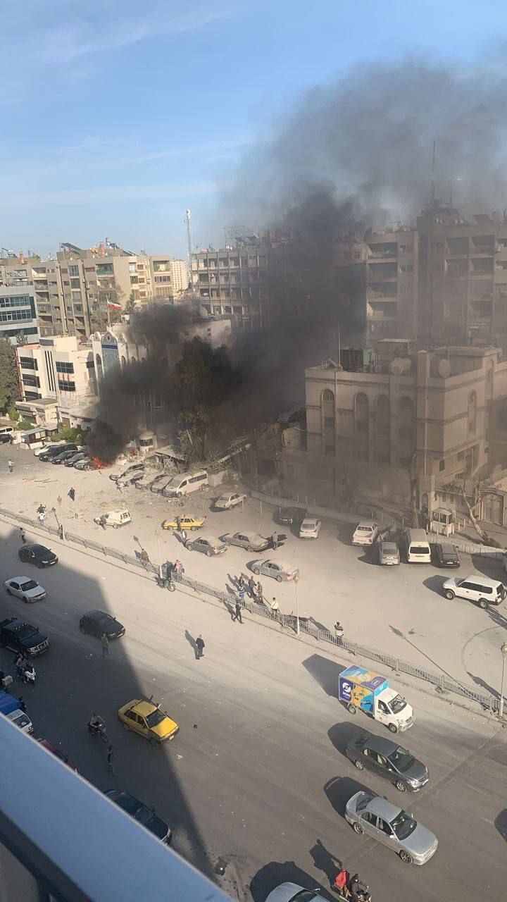 Територія іранського консульства у Сирії після атаки