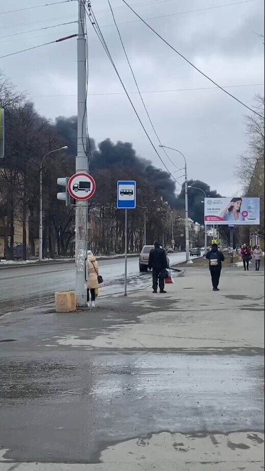 В Екатеринбурге вспыхнул пожар на "Уралмашзаводе", валит черный дым. Видео