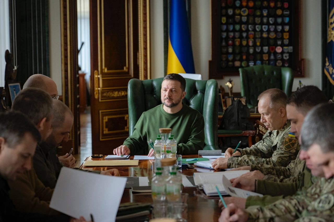 "Потреби фронту постійно змінюються": Зеленський провів нараду з військовими й урядовцями щодо дронів для ЗСУ
