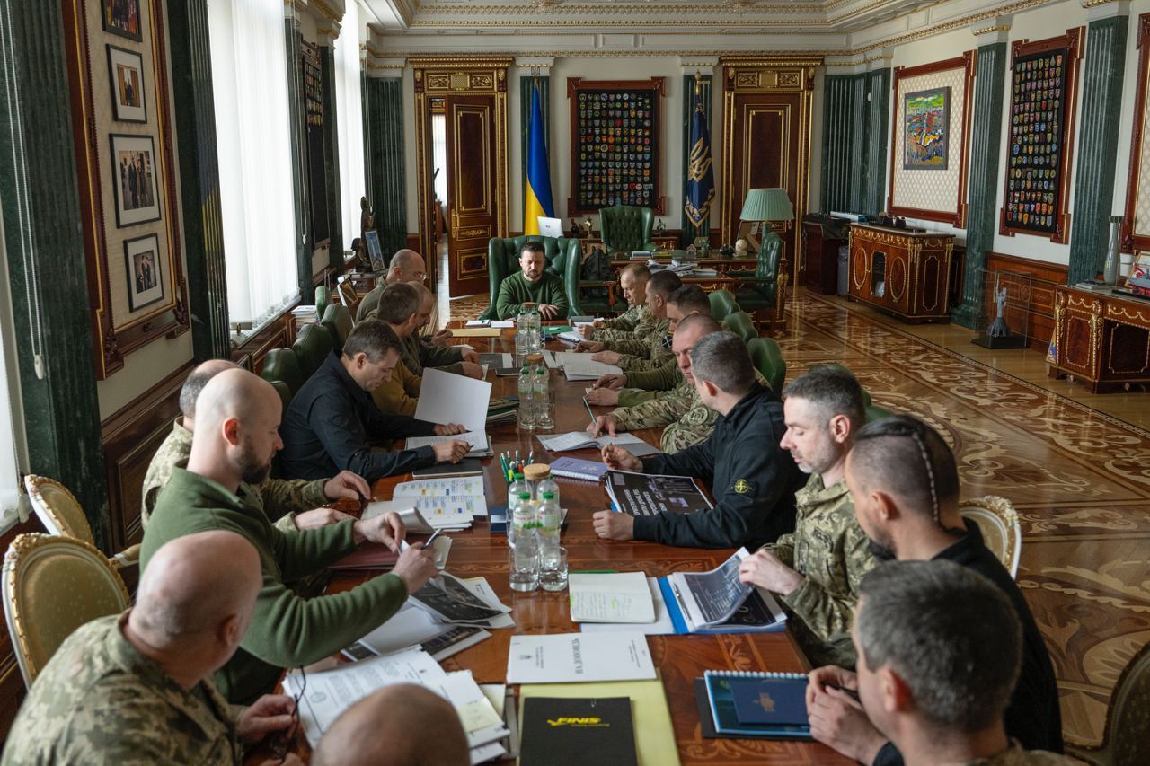 "Потребности фронта постоянно меняются": Зеленский провел совещание с военными и чиновниками относительно дронов для ВСУ