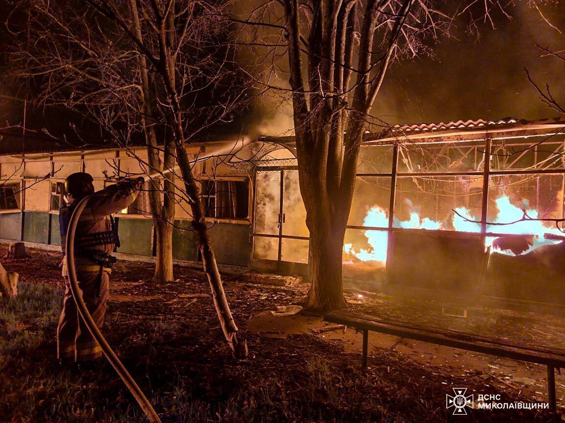 Окупанти завдали ударів по Миколаївщині і Одещині, сталась пожежа: є постраждалі. Фото
