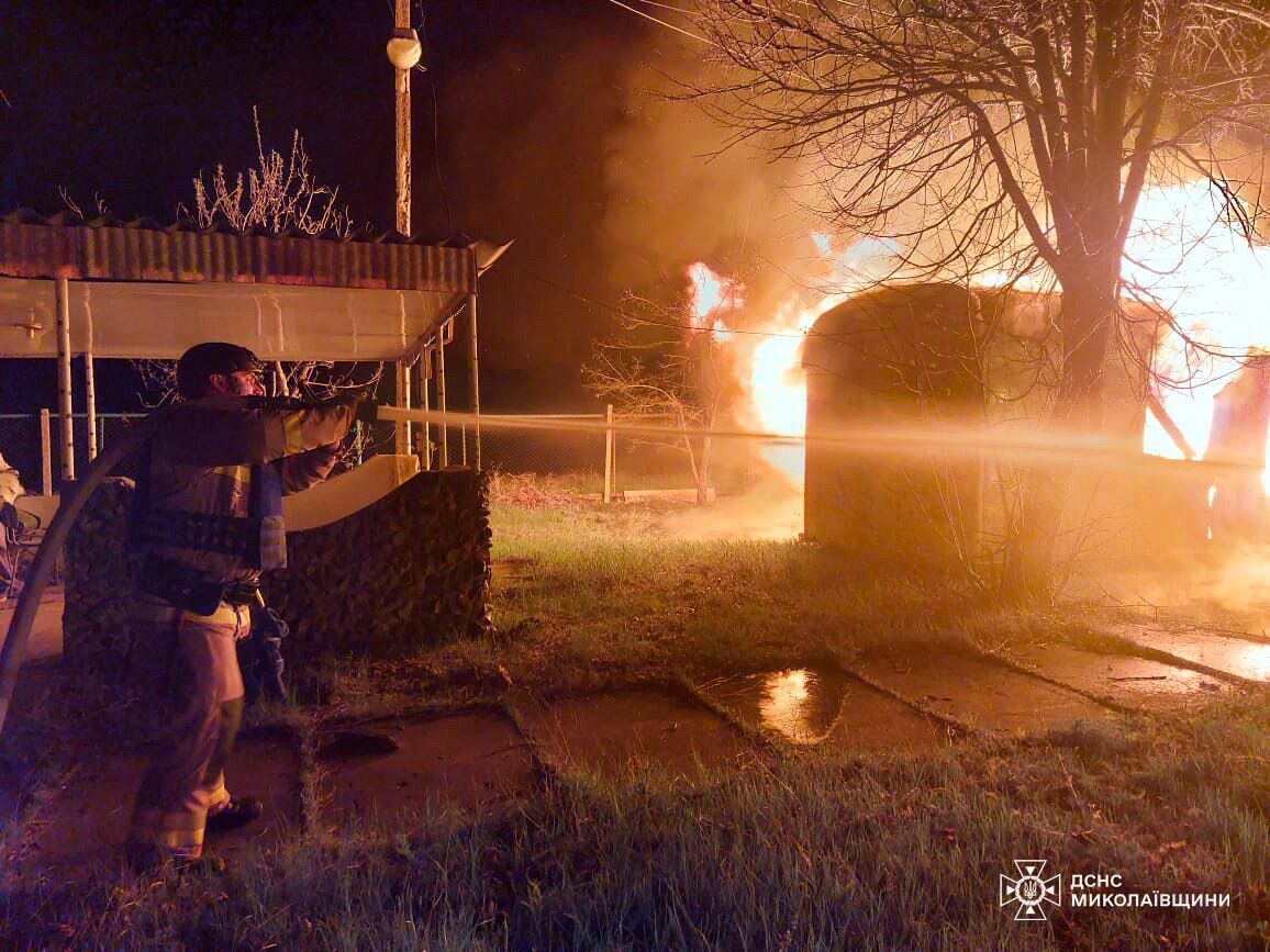 Окупанти завдали ударів по Миколаївщині і Одещині, сталась пожежа: є постраждалі. Фото