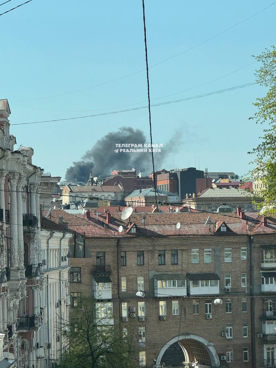 В центре Киева произошел пожар: дым был виден в нескольких районах города. Фото и видео