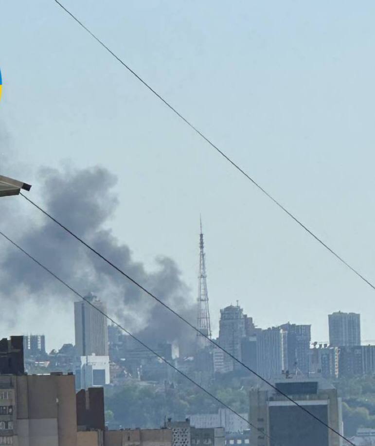 У центрі Києва сталась пожежа: дим було видно у кількох районах міста. Фото і відео