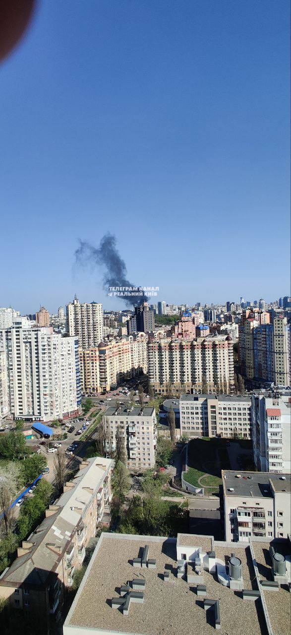 У центрі Києва сталась пожежа: дим було видно у кількох районах міста. Фото і відео