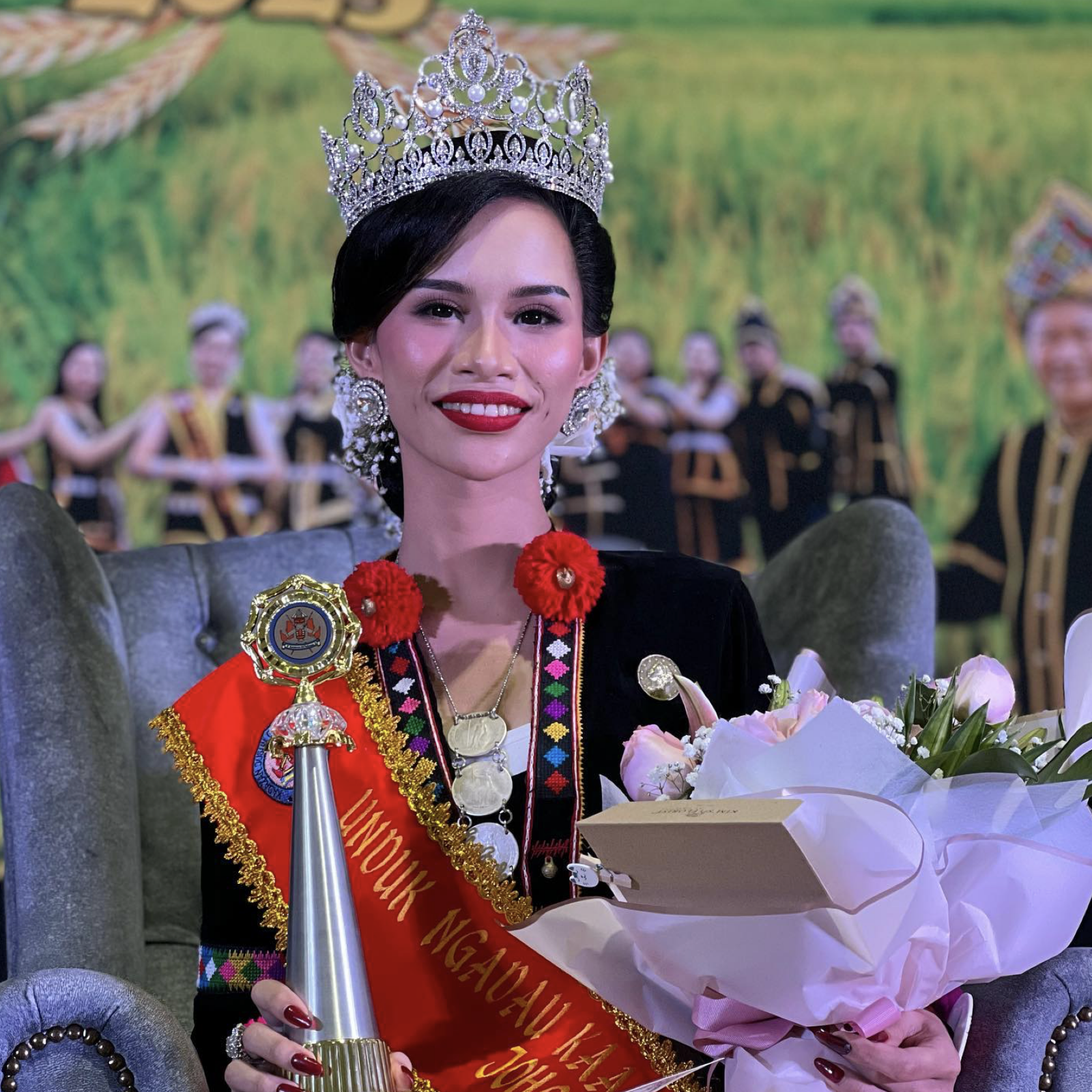 Королеву краси Малайзії позбавили титулу через "дикі танці" з напівоголеними чоловіками в Таїланді. Фото
