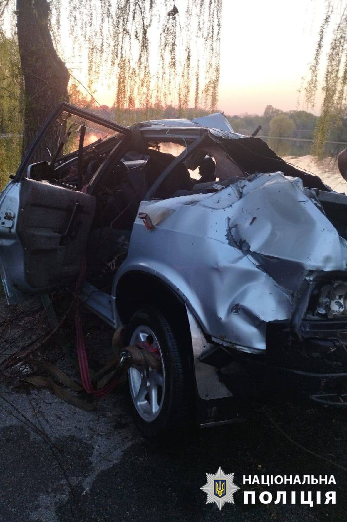 На Черкащині 26-річний водій не впорався з керуванням і злетів у водойму: він помер у лікарні. Фото