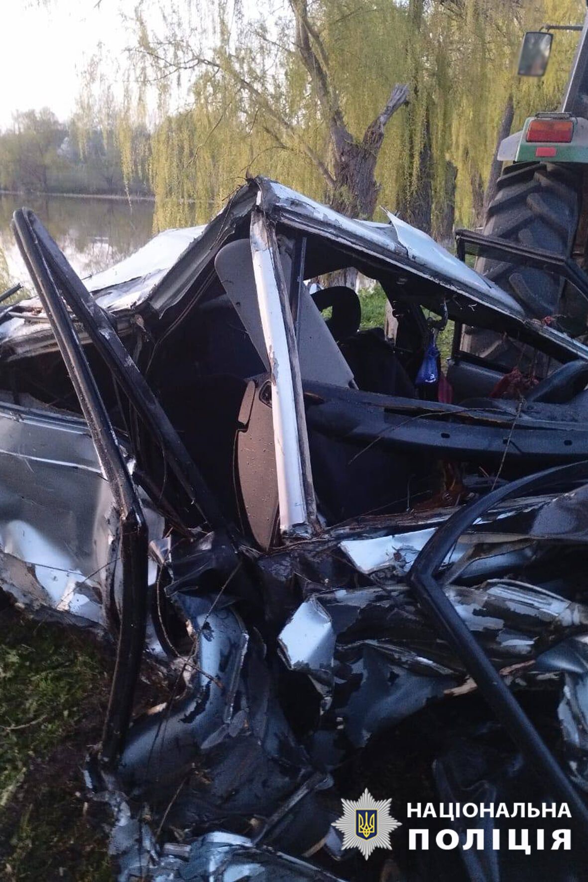 На Черкасчине 26-летний водитель не справился с управлением и слетел в водоем: он умер в больнице. Фото
