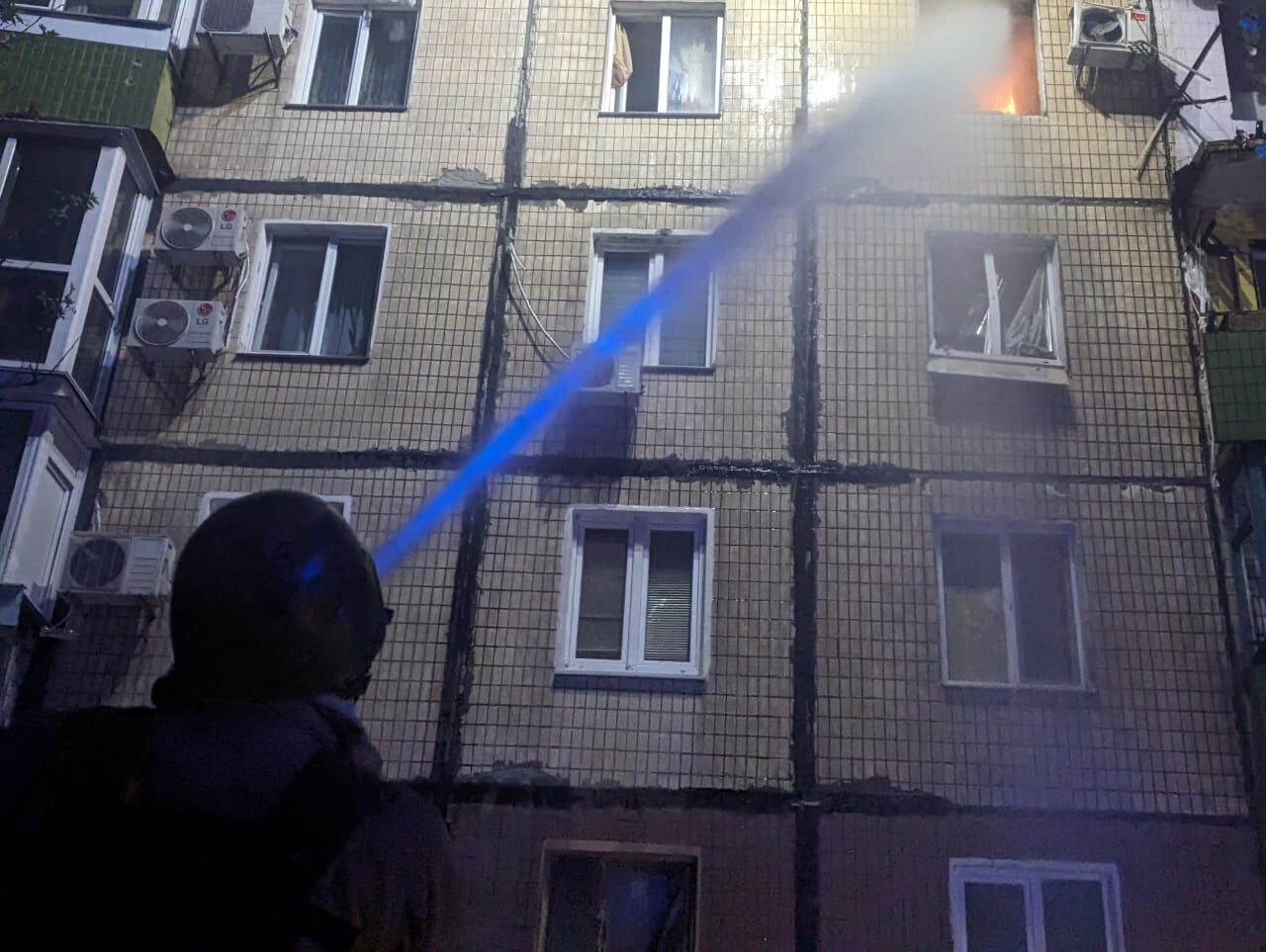 В Кривом Роге произошел взрыв в 9-этажке: ребенка с родителями привалило стеной, есть погибший. Фото, видео и подробности