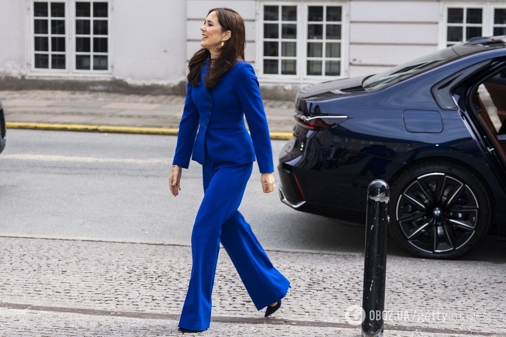 Королева Дании в костюме кобальтового цвета нарушила собственное модное правило. Фото