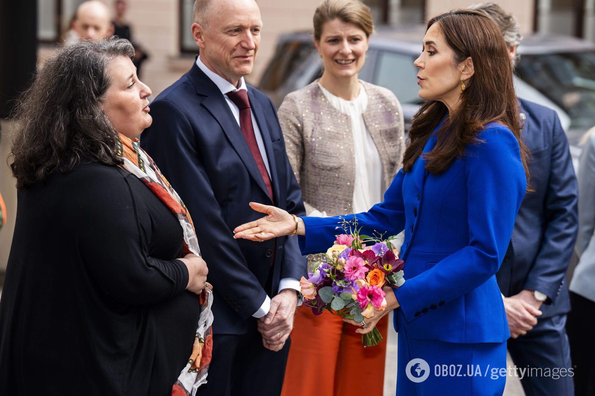 Королева Дании в костюме кобальтового цвета нарушила собственное модное правило. Фото