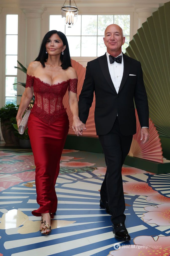 Lady in red. Невеста самого богатого человека мира ошеломила публику платьем-корсетом за 2200 долларов