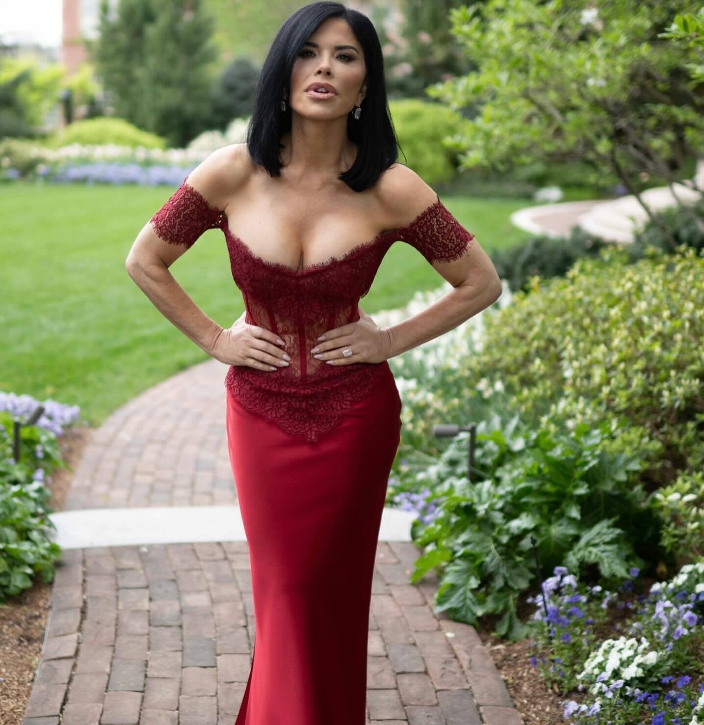 Lady in red. Наречена найбагатшої людини світу приголомшила публіку сукнею-корсетом за 2200 доларів