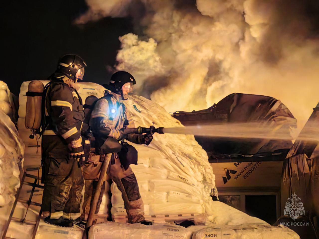 У російському Іжевську горить склад: площа пожежі становить тисячу квадратних метрів. Фото і відео