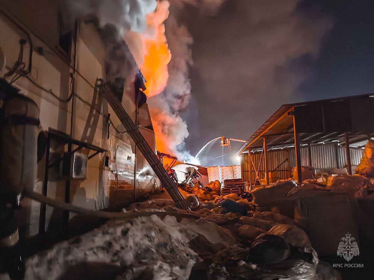 В российском Ижевске горит склад: площадь пожара составляет тысячу квадратных метров. Фото и видео