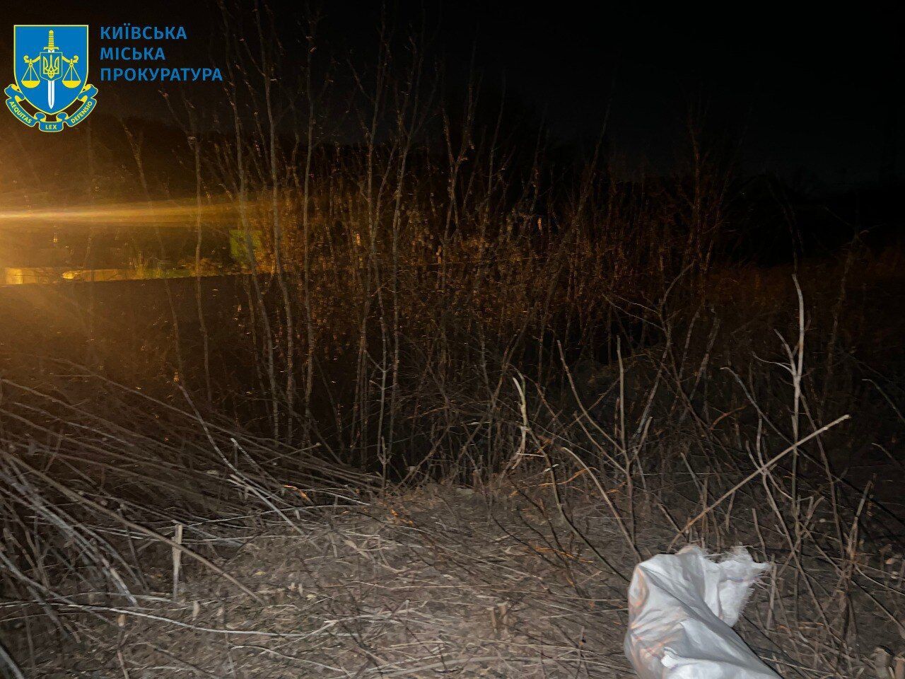У Києві працівник приватної ритуальної служби викинув на пустир урни із прахом померлих. Подробиці справи