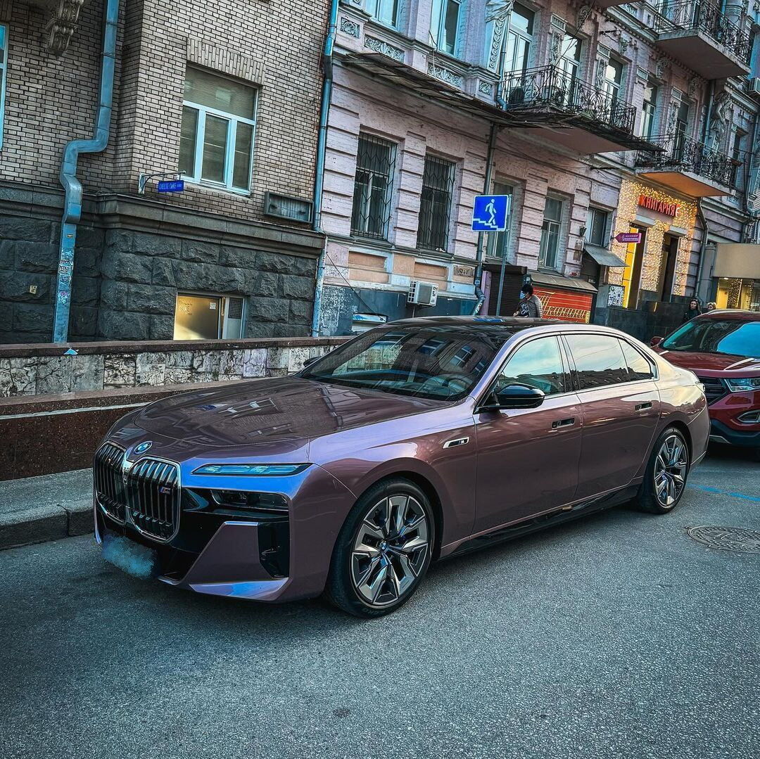 Стоимость составляет 6 млн грн: в Киеве был замечен самый быстрый электромобиль BMW. Подробности и фото