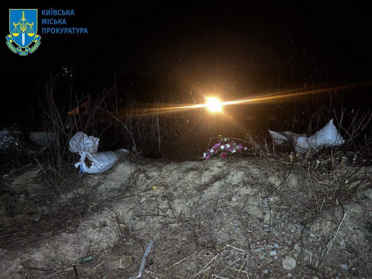 У Києві працівник приватної ритуальної служби викинув на пустир урни із прахом померлих. Подробиці справи