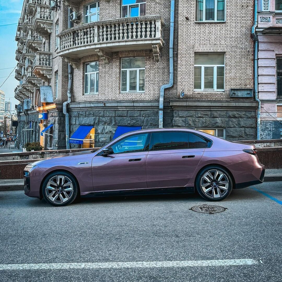 Стоимость составляет 6 млн грн: в Киеве был замечен самый быстрый электромобиль BMW. Подробности и фото