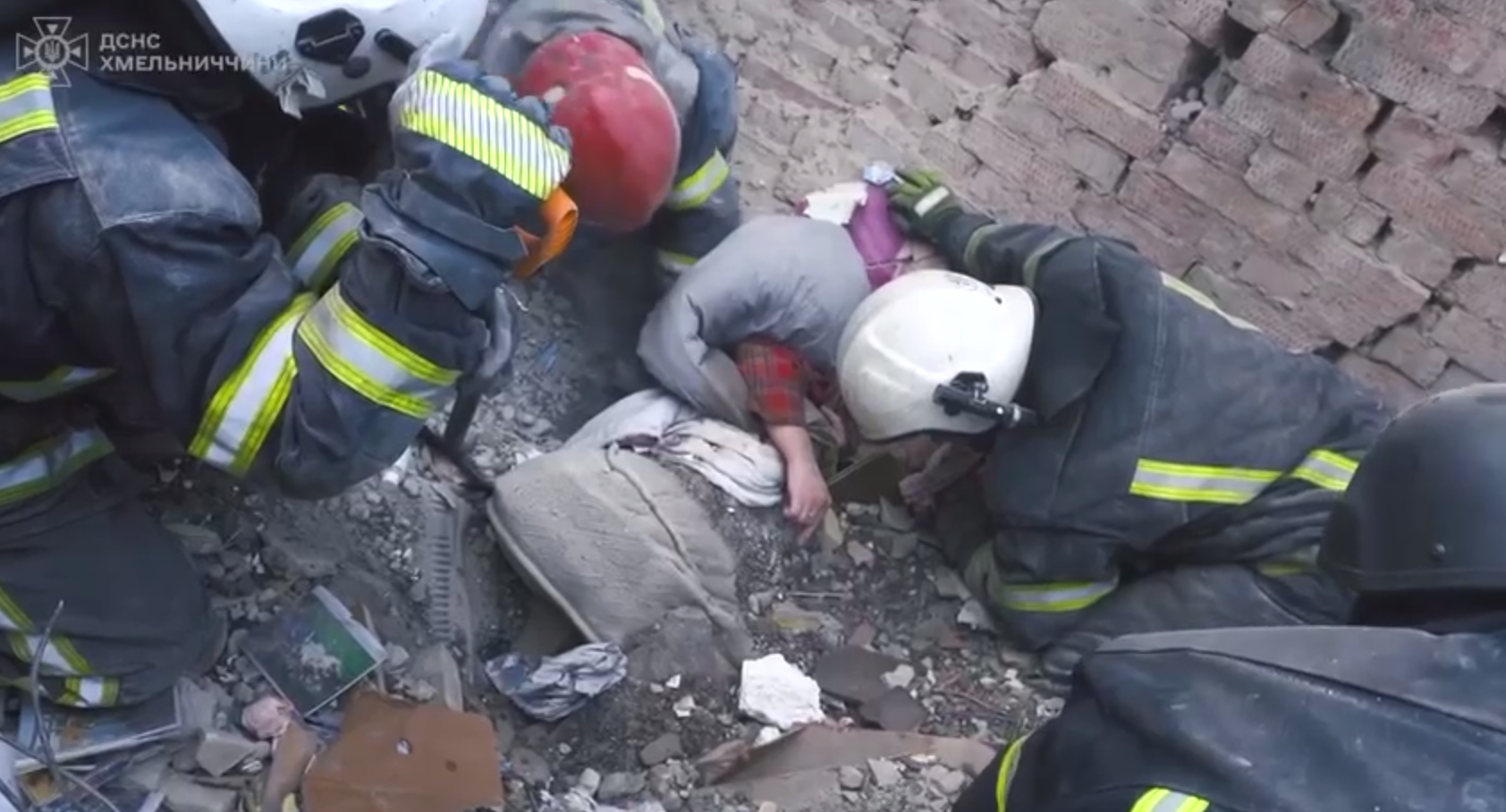 Ее спасали из-под завалов: появились данные о состоянии 21-летней девушки, пострадавшей от удара РФ по Хмельницкому. Видео