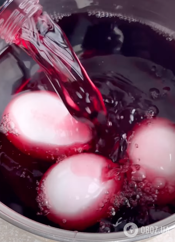 Как покрасить яйца вином