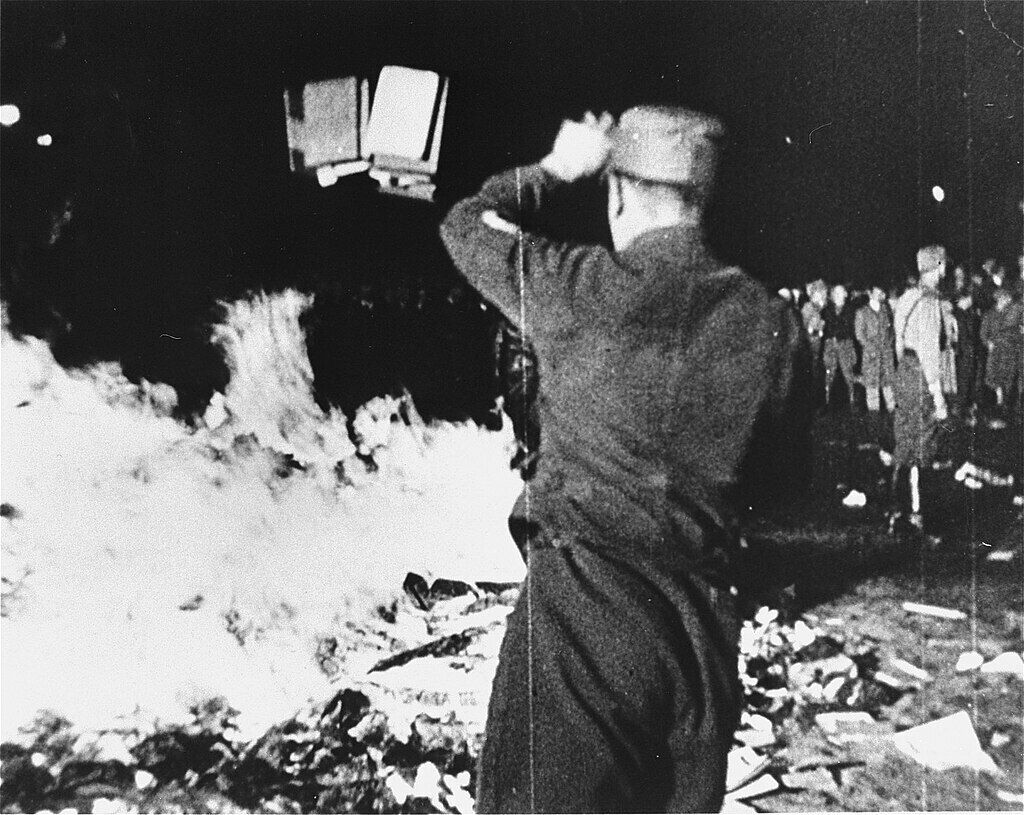 Методы нацистской Германии: в Луганской области российские оккупанты собрали и сожгли книги на украинском языке. Фото