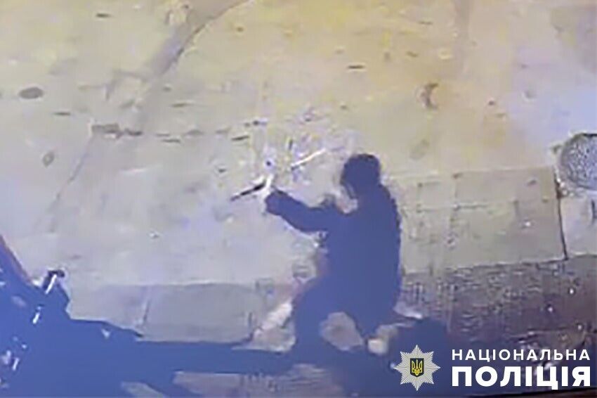 Побив охоронця залізною палицею через зауваження: поліцейські Києва затримали зловмисника. Фото