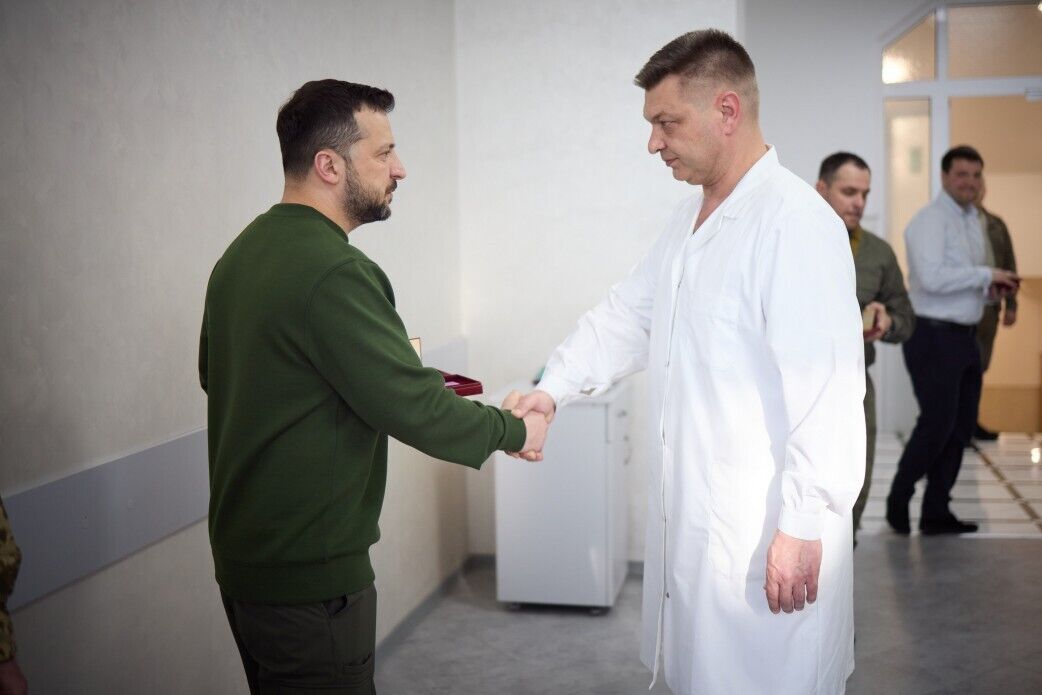 "Всегда честь": Зеленский в Черновцах посетил раненых воинов в госпитале. Фото и видео
