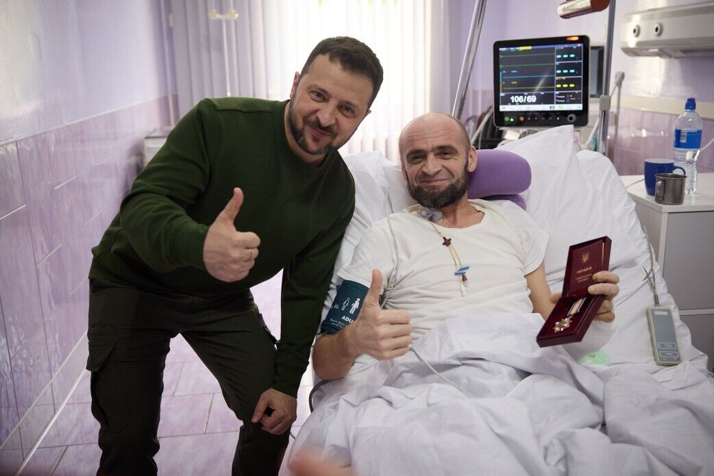 "Всегда честь": Зеленский в Черновцах посетил раненых воинов в госпитале. Фото и видео
