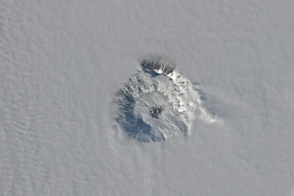 Огромный вулкан в Антарктиде выбрасывает в воздух золото: что с ним не так