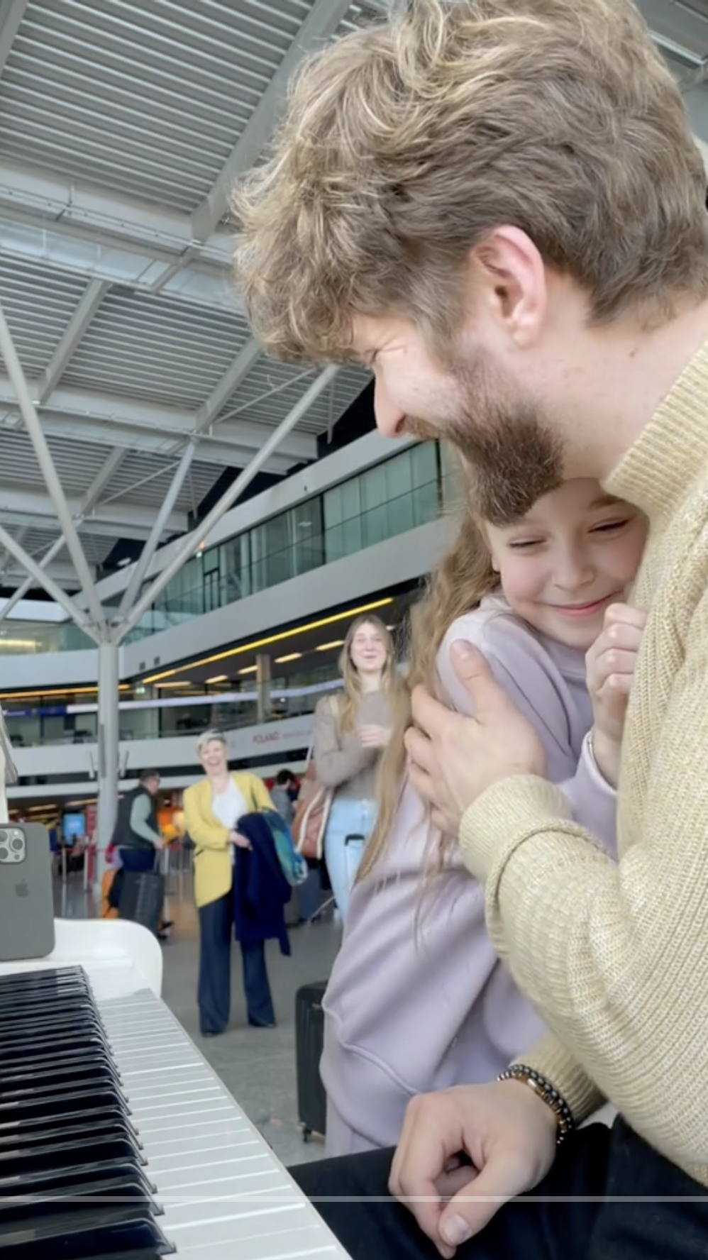 Видео, которое заставит плакать. Маленькая беженка из Украины спела на украинском Let it go в аэропорту и стала звездой сети