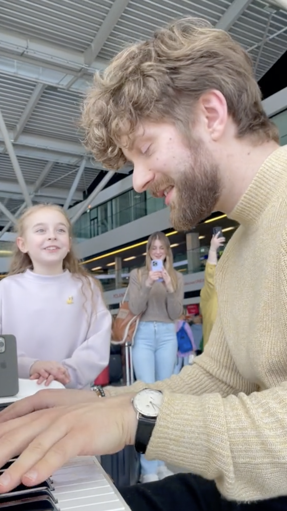 Видео, которое заставит плакать. Маленькая беженка из Украины спела на украинском Let it go в аэропорту и стала звездой сети