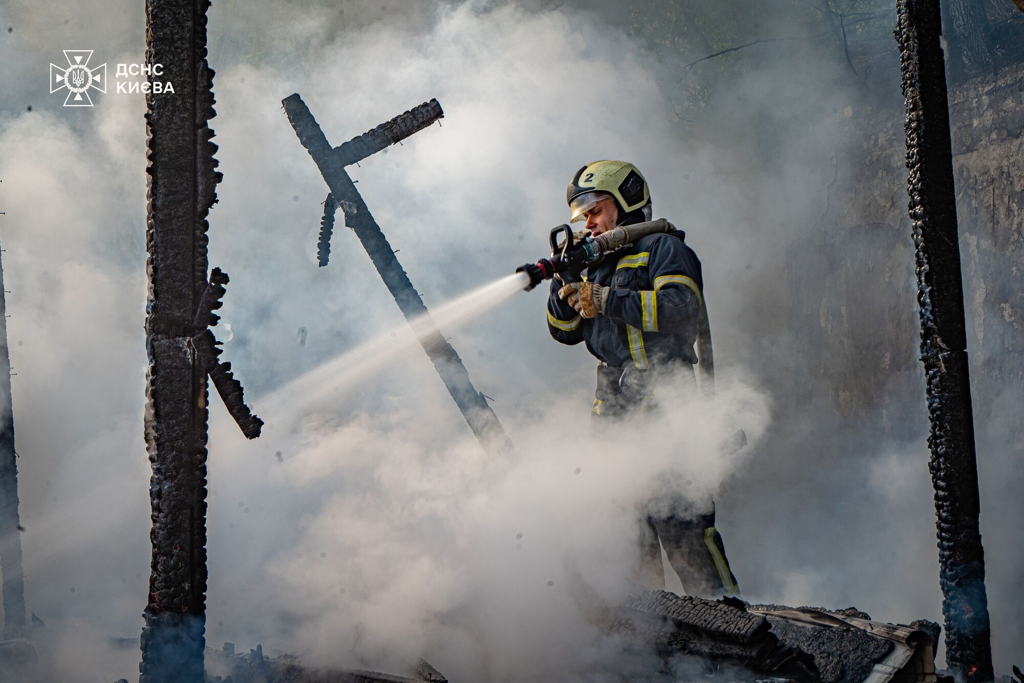 В Киеве на Подоле возле памятника Магдебургскому праву произошел пожар. Подробности и фото