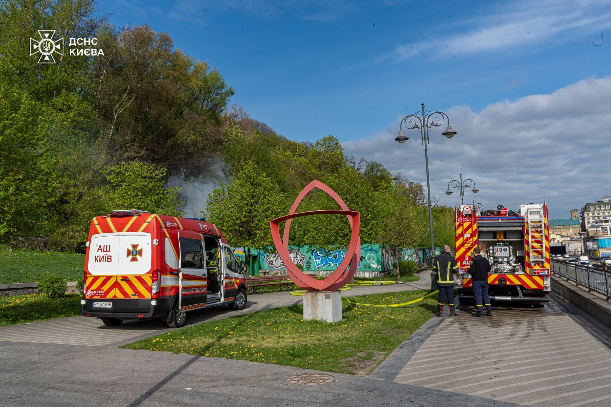 У Києві на Подолі біля пам’ятника Магдебурзькому праву сталась пожежа. Подробиці і фото