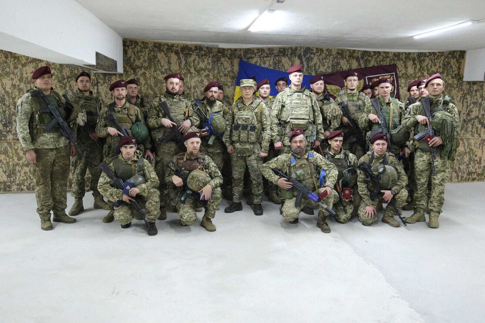 Сирський із військовослужбовцями ДШВ ЗС України