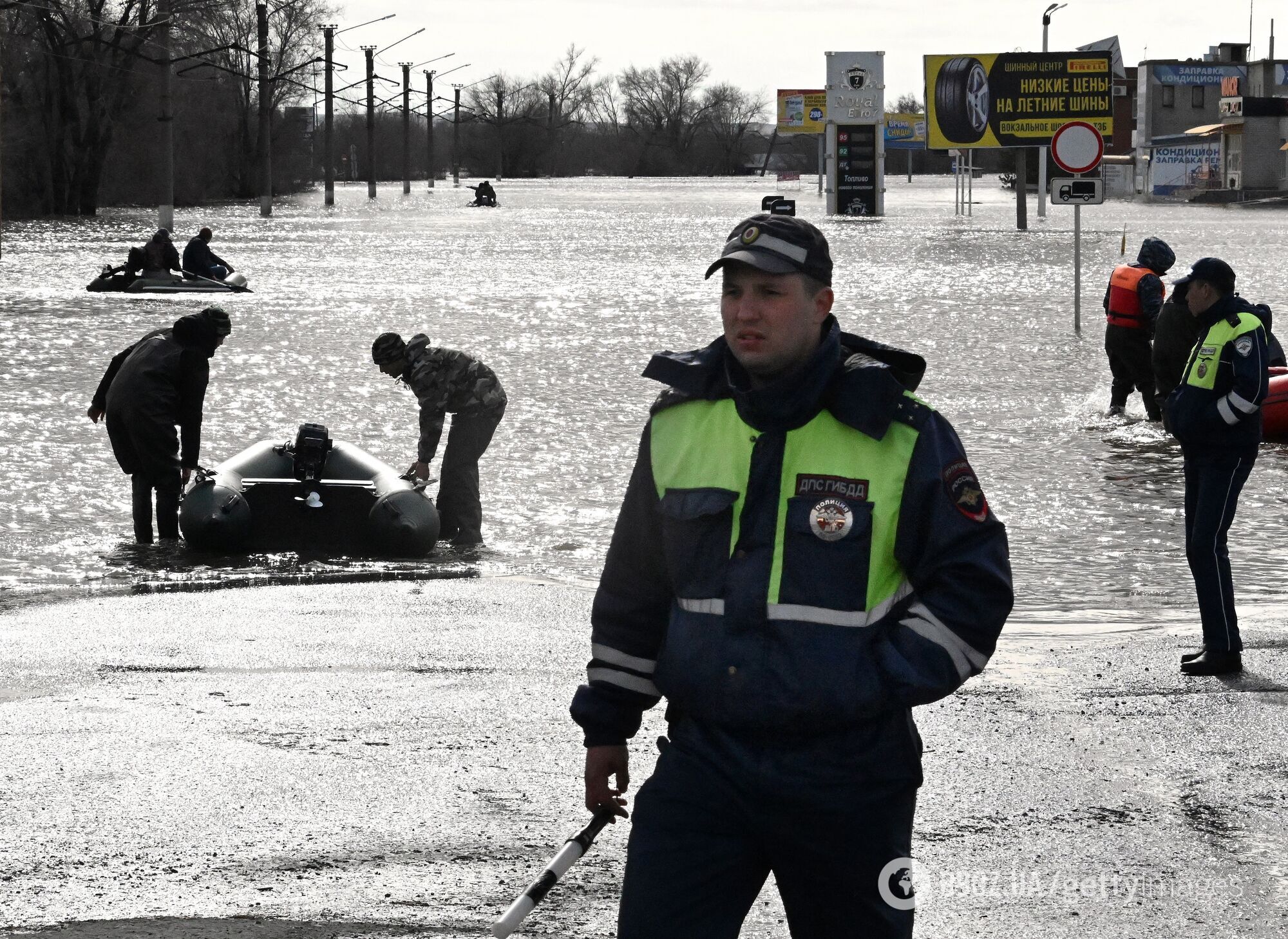 У російському Оренбургу оголосили масову евакуацію: пливуть уже й висотки, а польоти з іконою не рятують. Відео і фото