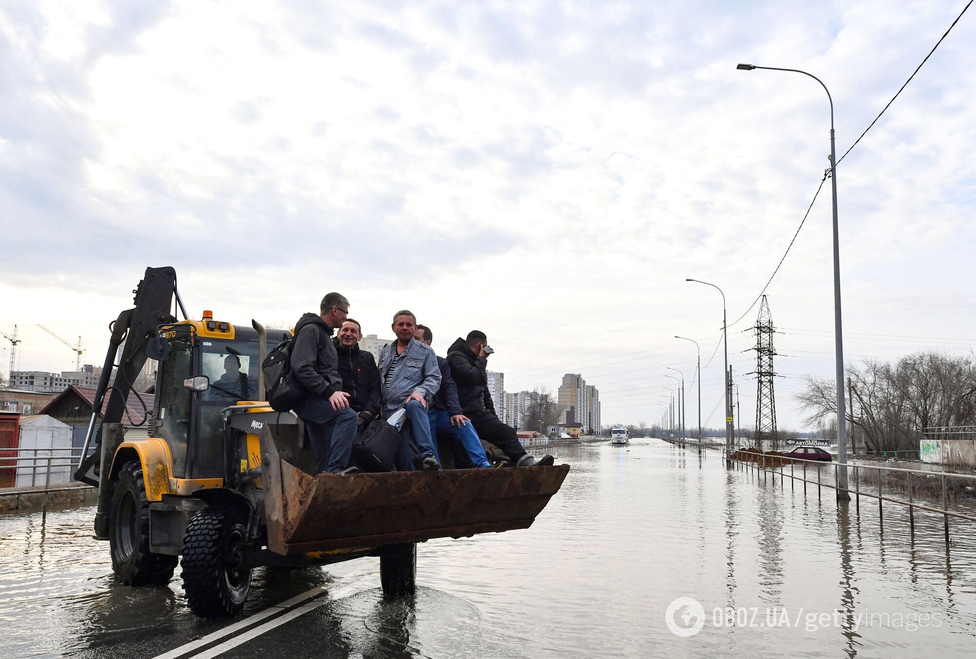 В российском Оренбурге объявили массовую эвакуацию: плывут уже высотки, а полеты с иконой не спасают. Видео и фото