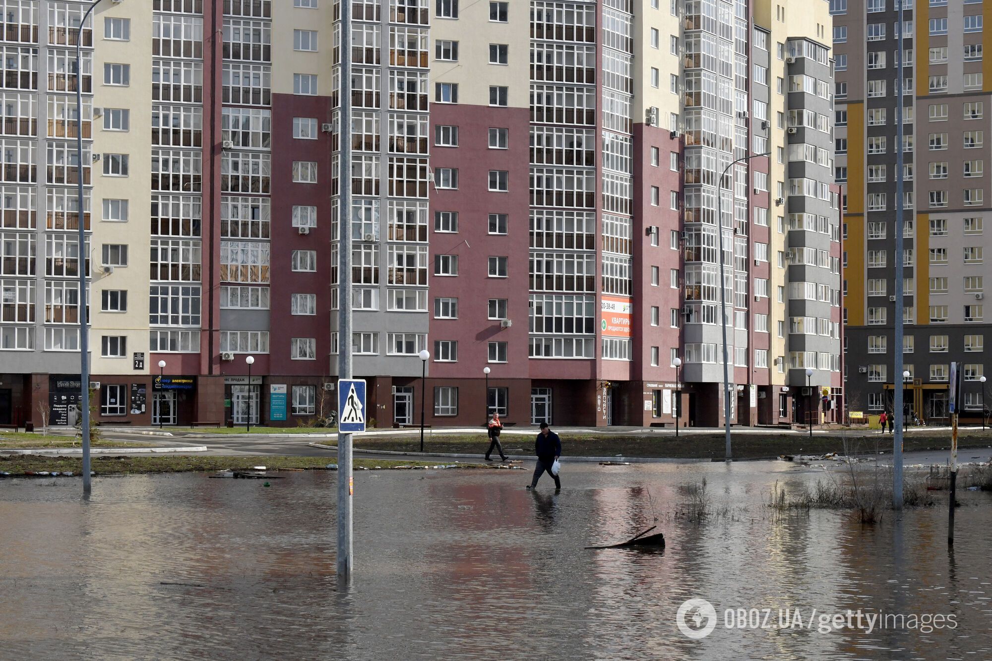 В российском Оренбурге объявили массовую эвакуацию: плывут уже высотки, а полеты с иконой не спасают. Видео и фото