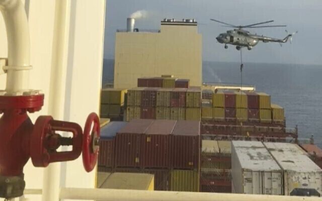 Спецназ Ірану захопив пов'язане з Ізраїлем судно поблизу Ормузької протоки. Фото та відео