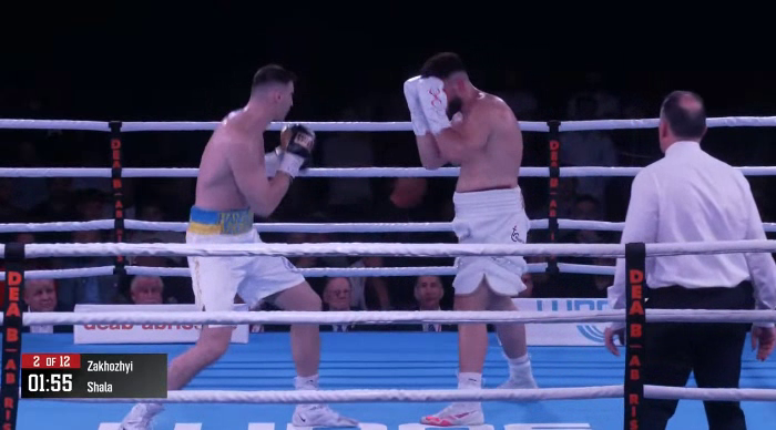 Непобедимый украинский супертяж выиграл чемпионский бой нокаутом, от которого соперник улетел за канаты. Видео