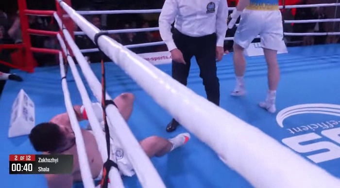 Непереможний український суперваговик виграв чемпіонський бій нокаутом, від якого суперник відлетів за канати. Відео