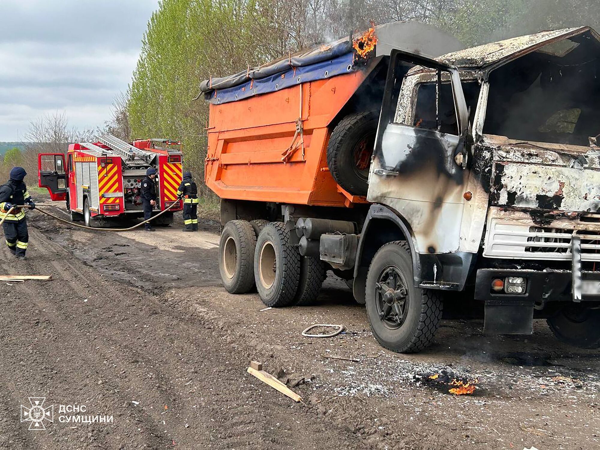 На Сумщині ворог атакував дроном цивільну вантажівку: водій загинув. Фото