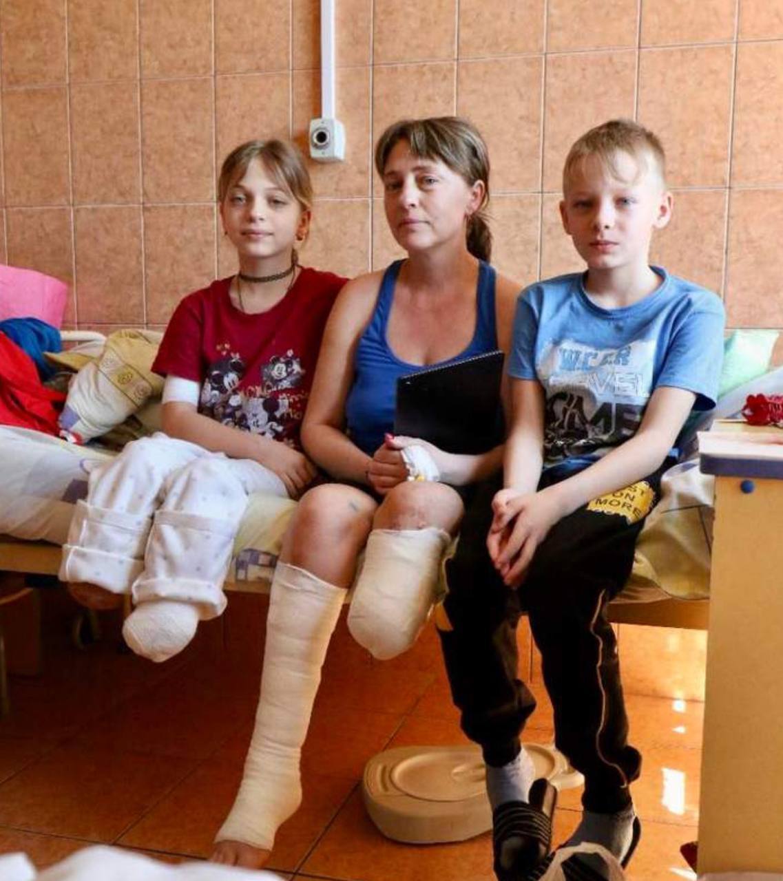 Украинка, потерявшая обе ноги после ракетного удара РФ, пробежала Бостонский марафон на протезах. Видео


