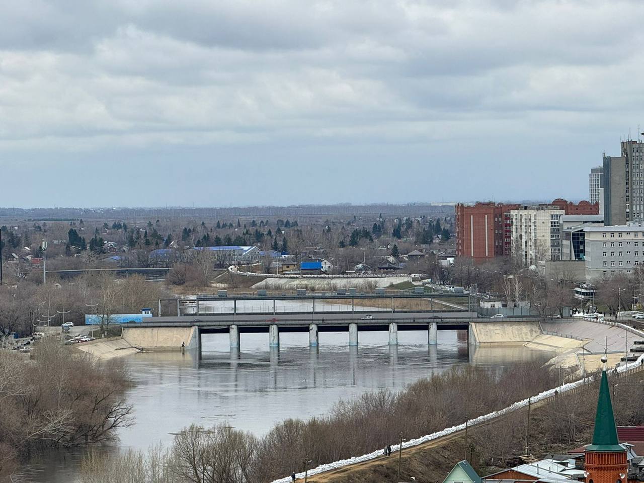 Міста йдуть під воду під звуки сирени: у мережі показали "кару небесну" у Росії. Фото та відео