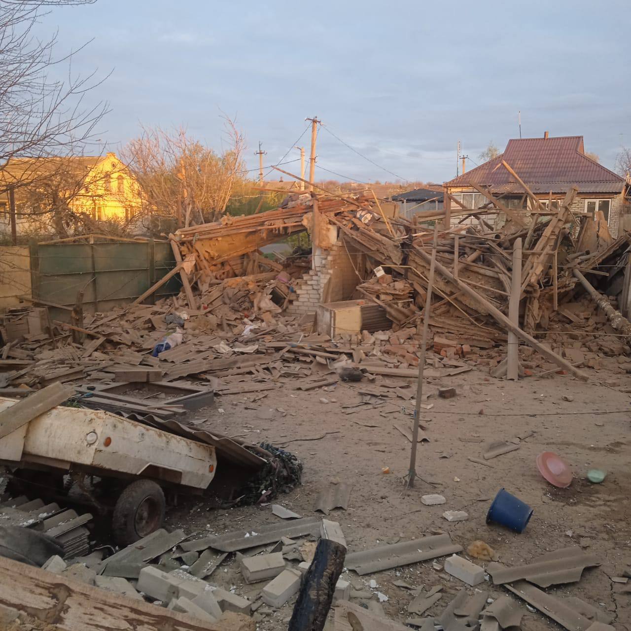 В Харьковской области оккупанты полностью разрушили дом: из-под завалов достали два тела